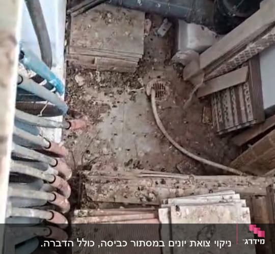 אזור מלוכלך עם צינורות ואריחים